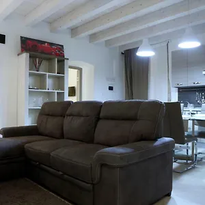  Apartment Maniace